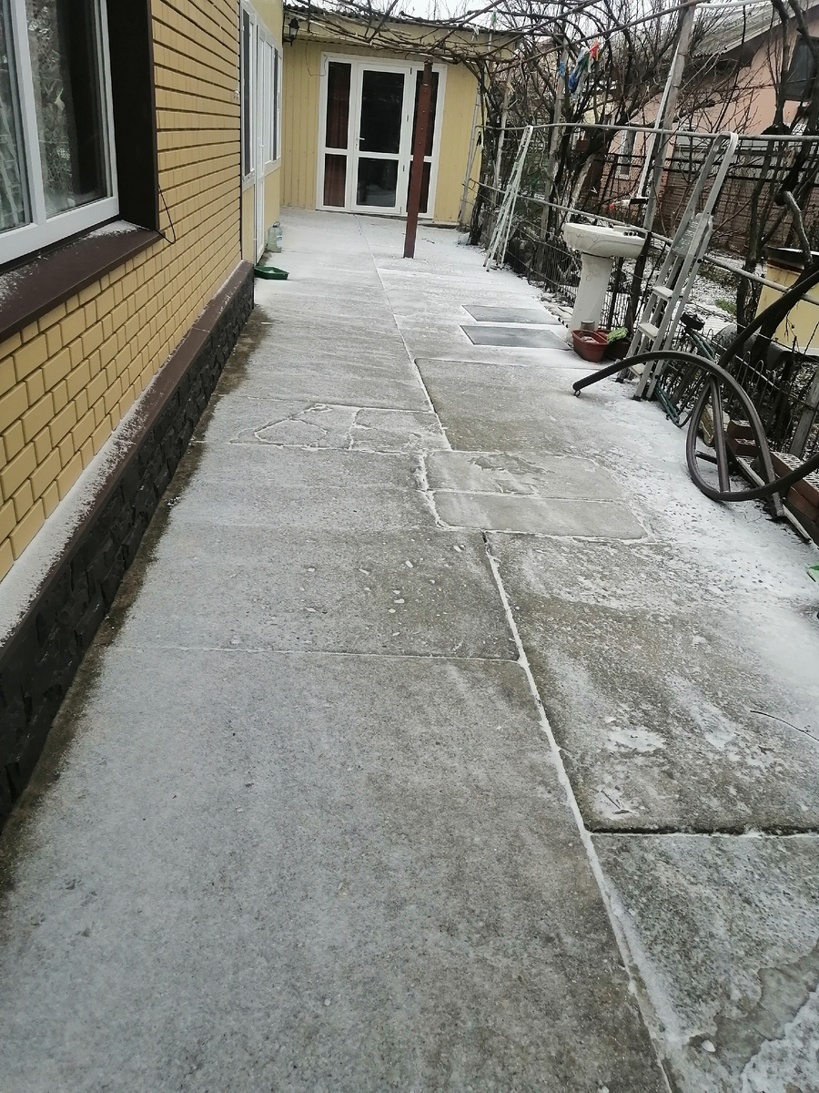 Припорошило снегом.