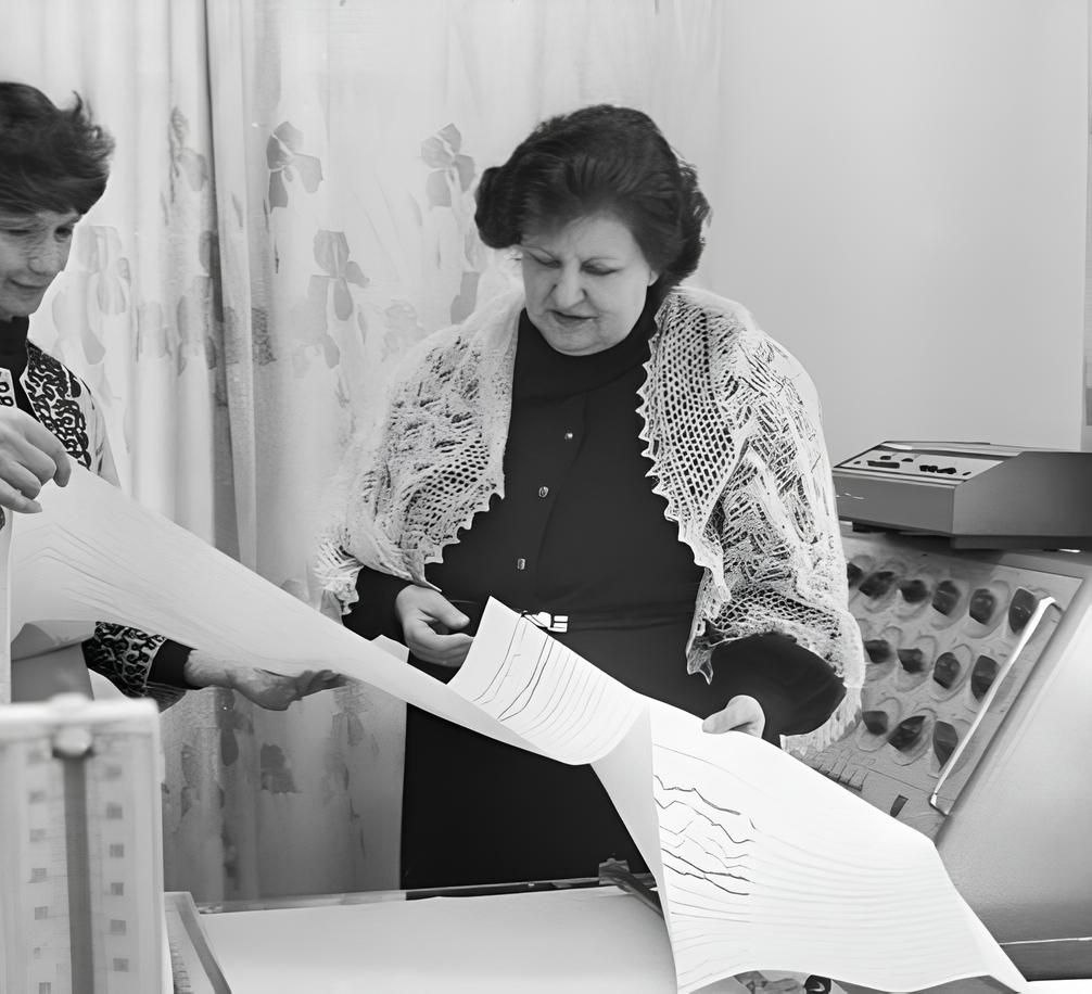 Академик Наталья Петровна Бехтерева анализирует данные энцефалогр