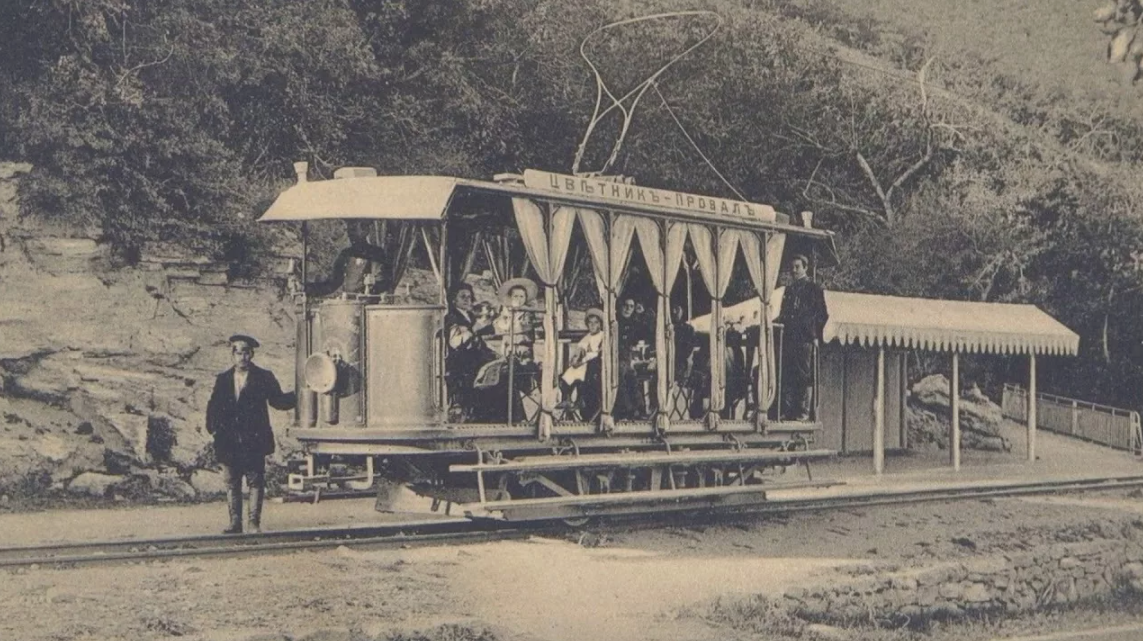 От жд до Цветника ходил такой же вагончик под названием "босоножка"))