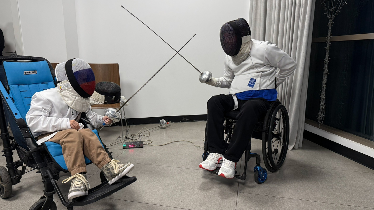 Современное общество ставит перед собой амбициозную задачу: обеспечить максимальную адаптацию людей с ограниченными возможностями здоровья (ОВЗ) к самостоятельной жизни, трудовой деятельности и профессиональному росту. Однако, для полноценного функционирования и взаимодействия в социуме, человеку с инвалидностью необходимы не только профессиональные навыки, но и крепкие социальные связи, а также условия, способствующие его интеграции в естественную социальную среду. Именно здесь на помощь приходит адаптивная физическая культура и спорт, становясь мощным инструментом для развития личности, преодоления барьеров и изменения отношения общества к этой важной группе населения.