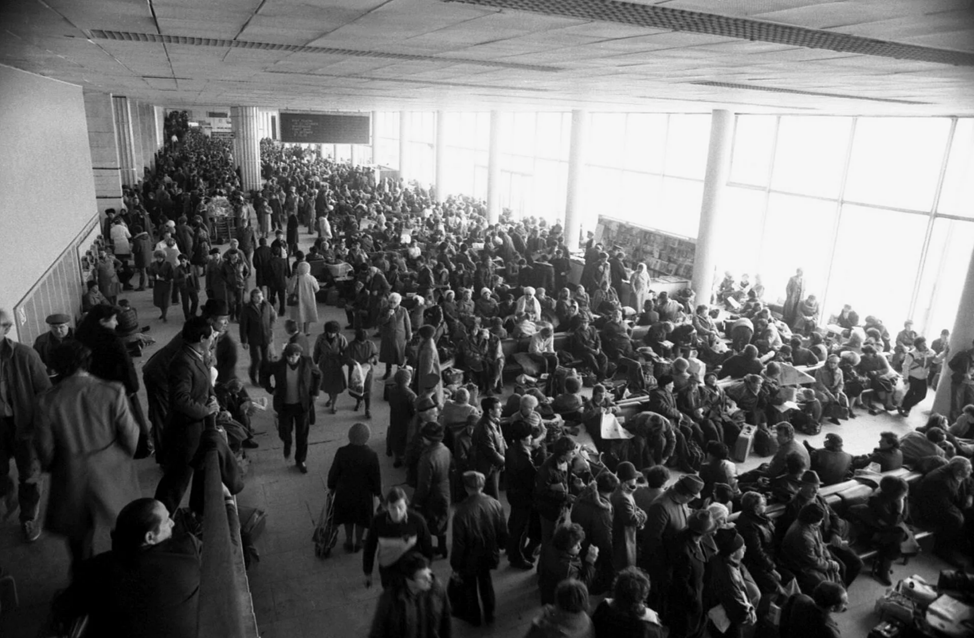 Фото зала ожидания московского аэропорта (СССР). Из открытых источников.