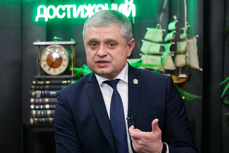    Возглавлявший министерство аж с 2018 года Шадриков перешел на работу в минприроды России, где стал директором государственной политики и регулирования в области водных ресурсов минприроды России.   
Фото: «БИЗНЕС Online»