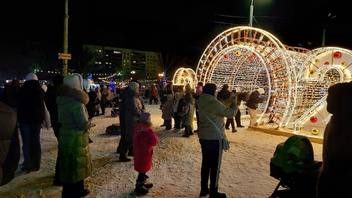    Новогодний городок на центральной площади   56orb.ru