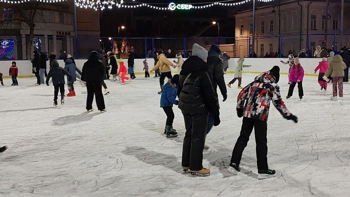    Новогодний городок на центральной площади   56orb.ru
