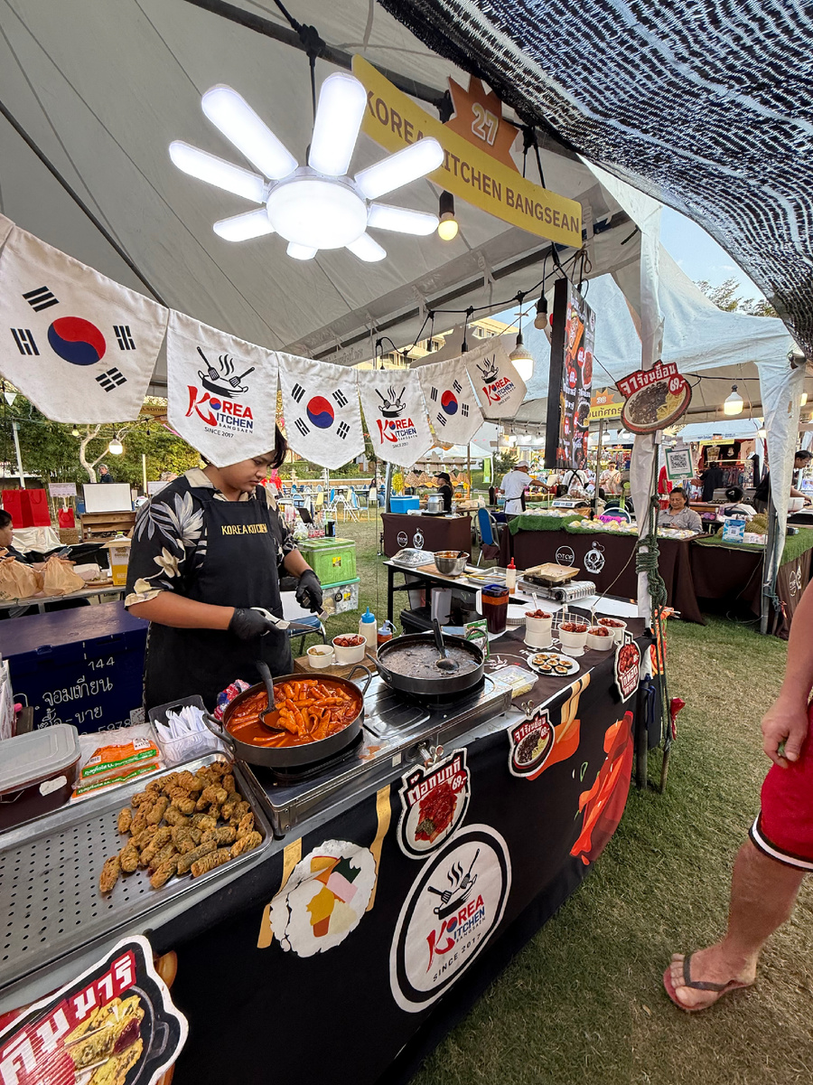 В черном чане была свинина, и это вроде как очень остро. Добавляют это в порцию со спагетти. Я бы попробовала, но на свинину аллергия и не ем её и ничего с ней. 