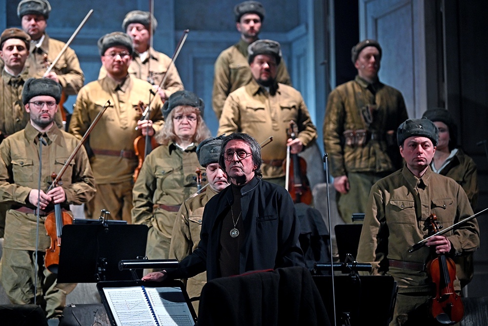    Камерный ансамбль "Солисты Москвы" под руководством художественного руководителя и главного дирижера Юрия Башмета (в центре) в спектакле по роману Константина Симонова "Живые и мертвые" в постанове Полины Агуреевой в Зимнем театре Сочи / Фото: Екатерина Чеснокова/ РИА Новости