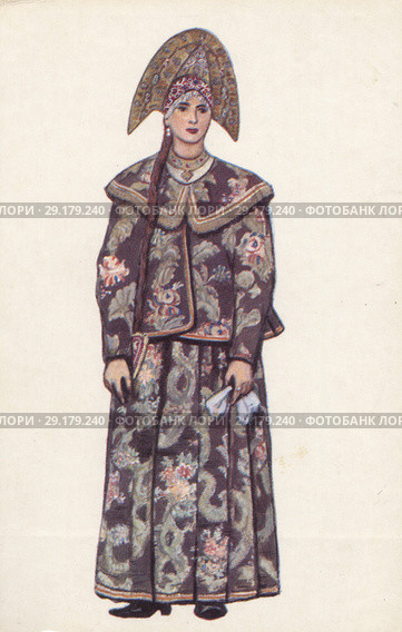 На изображении представлен праздничный женский костюм Костромской губернии, включающий рубаху, сарафан, передник и кокошник. Характерны многослойность, вышивка и использование ярких тканей. 