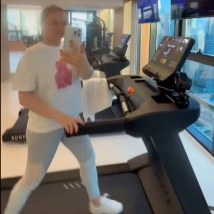 Проскурякова в спортзале после новогодних праздников. Источник: Instagram Юлии Проскуряковой (запрещенная в России соцсеть; принадлежит компании Meta, признанной экстремистской организацией и запрещенной в РФ)📷
