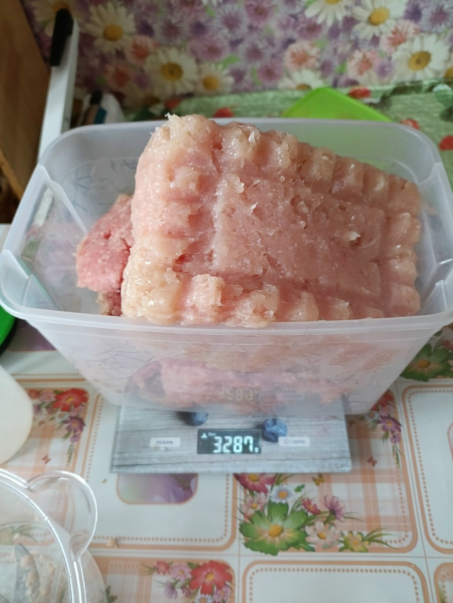 Внизу свинина, сверху курица.