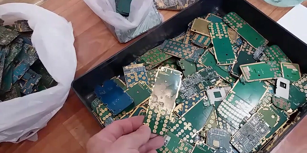 Сколько золота на платах телефонов!