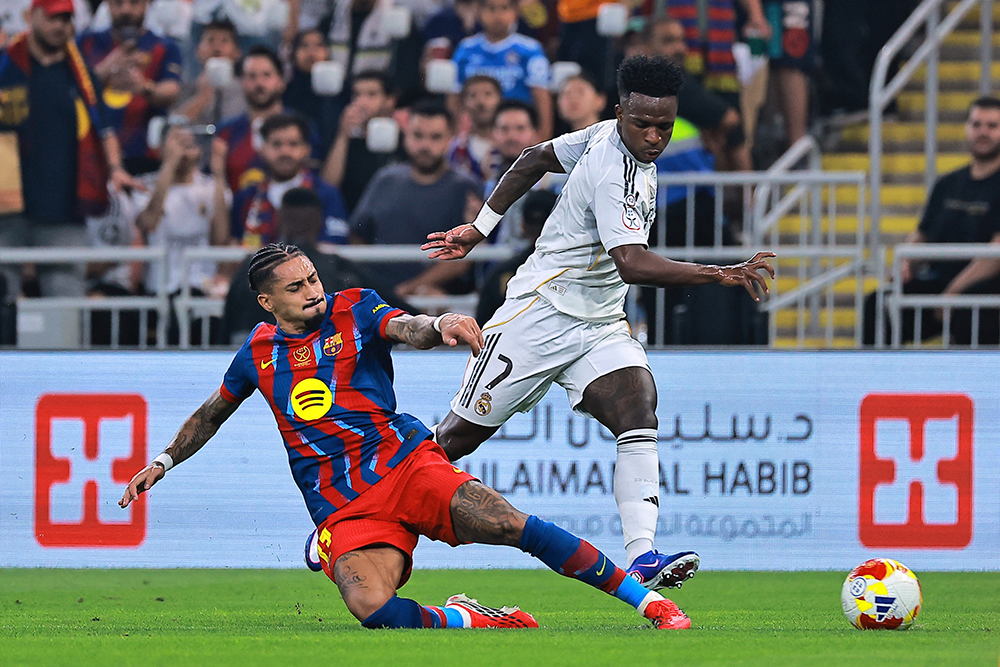    Полузащитник "Барселоны" Рафинья (в подкате) забил два мяча "Реалу" и был признан лучшим игроком финала. / REUTERS