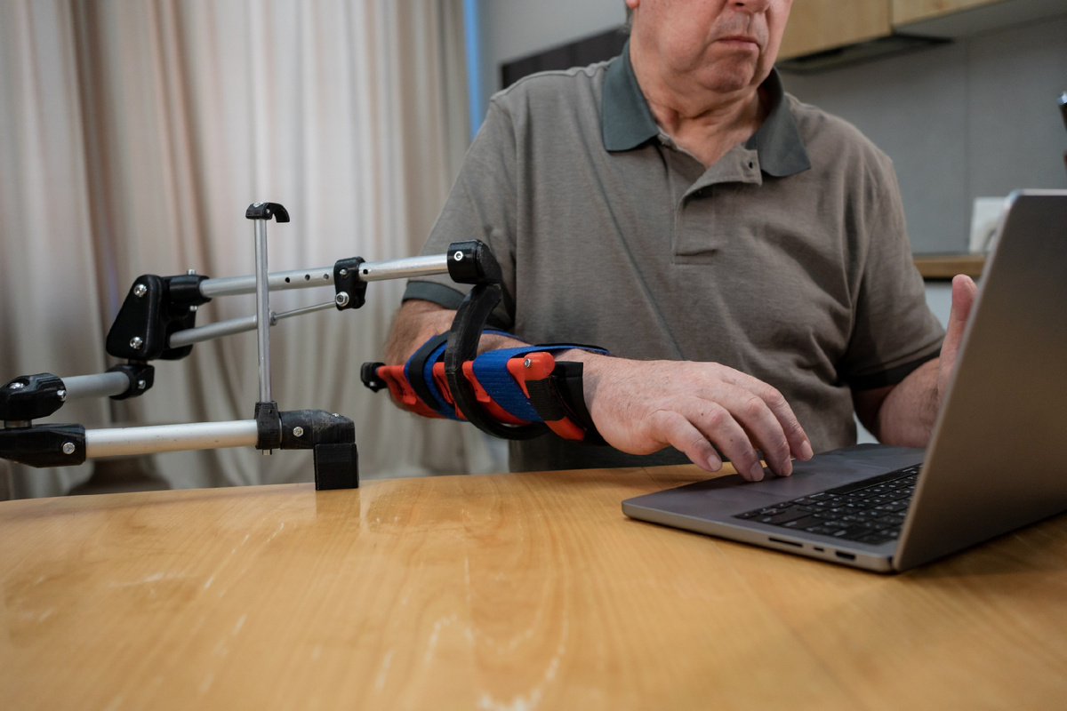 Экзоскелет ArmBionic облегчает выполнение всех повседневных задач. 