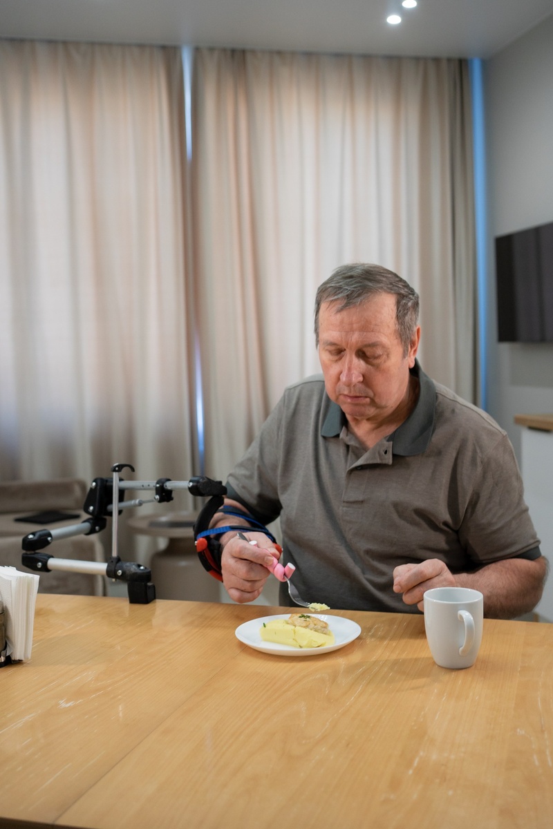 С помощью ArmBionic можно принимать пищу самостоятельно, даже если рука недостаточно сильная для этого. Он поможет донести руки до рта. 