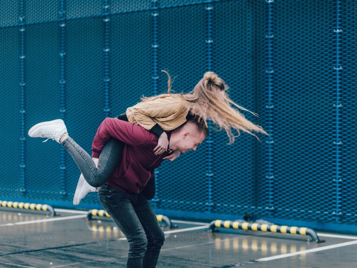    Молодая пара дурачится | © Фото : Unsplash / freestocks