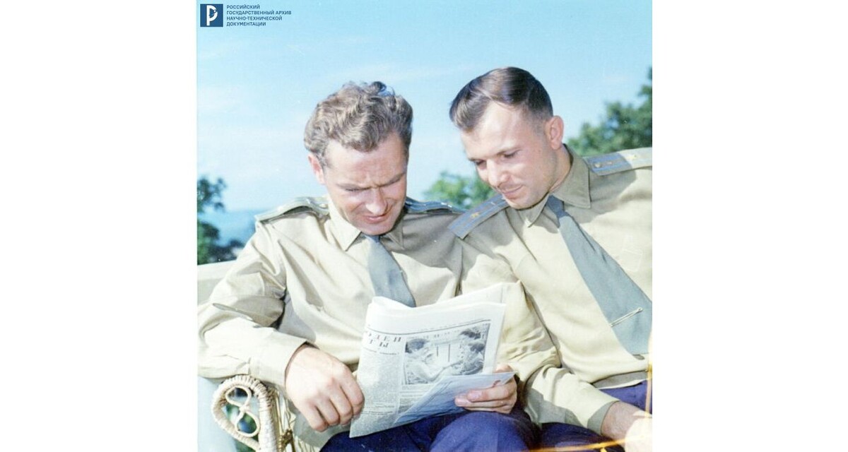 Космонавты Ю.А. Гагарин и Г.С. Титов за чтением газеты. Москва, 1961 г. Автор съемки В. Киврин. РГАНТД. Арх. № 1-2091 цв.