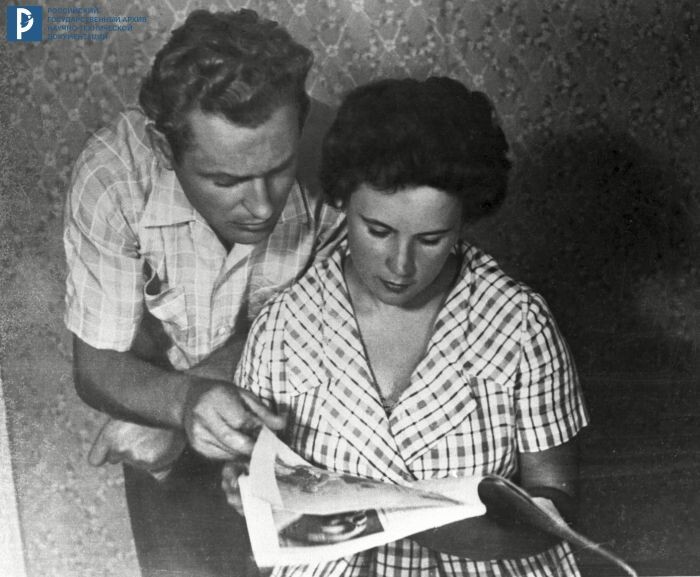 Летчик-космонавт СССР Г.С. Титов с женой Тамарой Васильевной за чтением журнала "Юность". 1962 г. Автор съемки И. Снегирев. РГАНТД. Арх. № 1-14832.