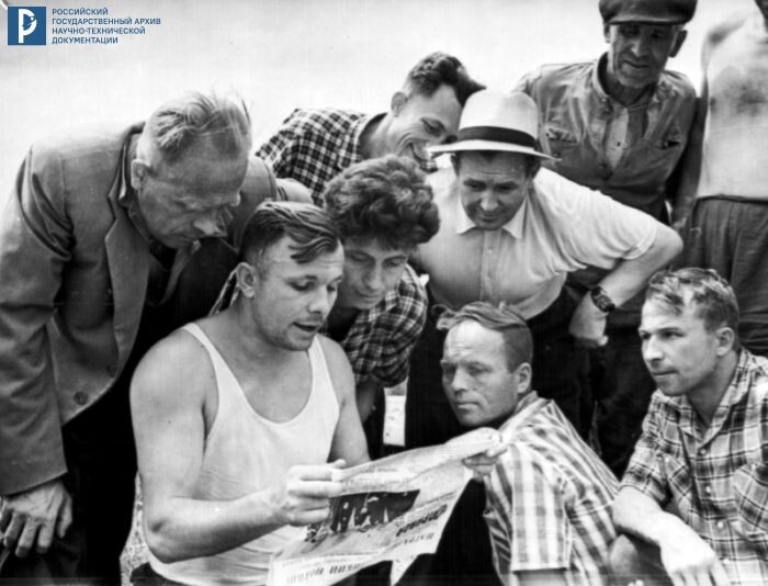 Космонавт Ю.А. Гагарин. в окружении земляков читает газету "Правда" с указом о награждении ученых, принимавших участие в создании корабля "Восток". г. Гжатск, 1961 г. РГАНТД. Арх. № 0-1959.