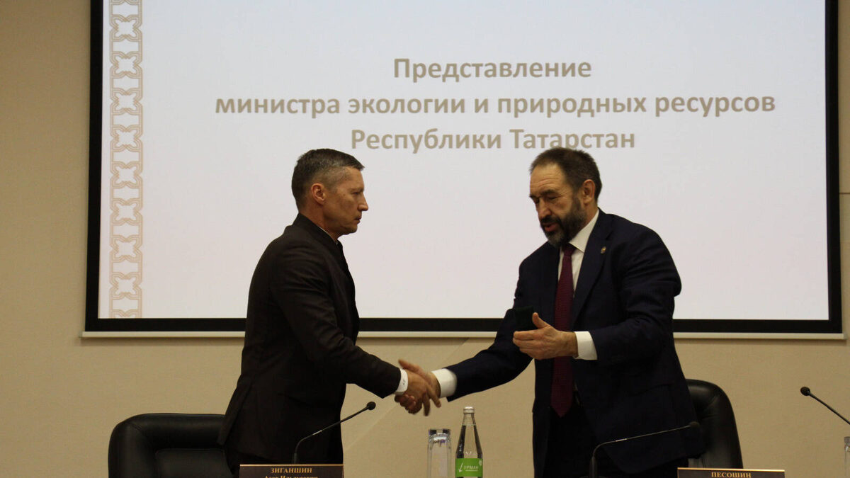 Азата Зиганшина, назначенного сегодня Указом Раиса Татарстана Рустама Минниханова министром экологии и природных ресурсов РТ, представил коллективу Премьер-министр РТ Алексей ПесошинФото: eco.tatarstan.ru
