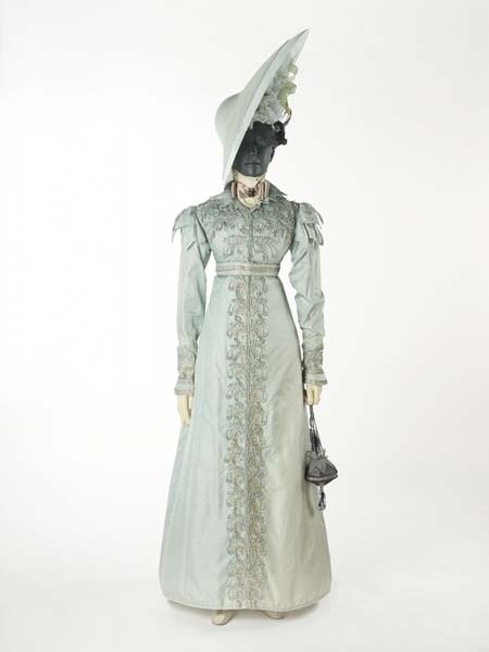 Не верится мне, что такая шляпа могла быть в 1823 году. Возможно, просто в музее добавили к шелковому пелиссу подходящую по цвету, но более позднюю шляпу. Может, она вообще современная, от Филипа Трейси?