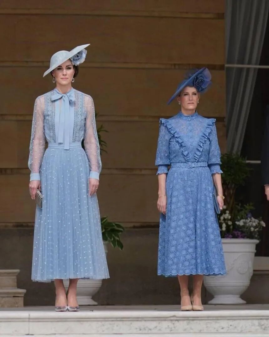 Шляпя Софи Уэссекской — из того же источника.  А платья подобные любили в первой половине 1980-х; и мода эта вдохновлялась платьями конца 19 века.