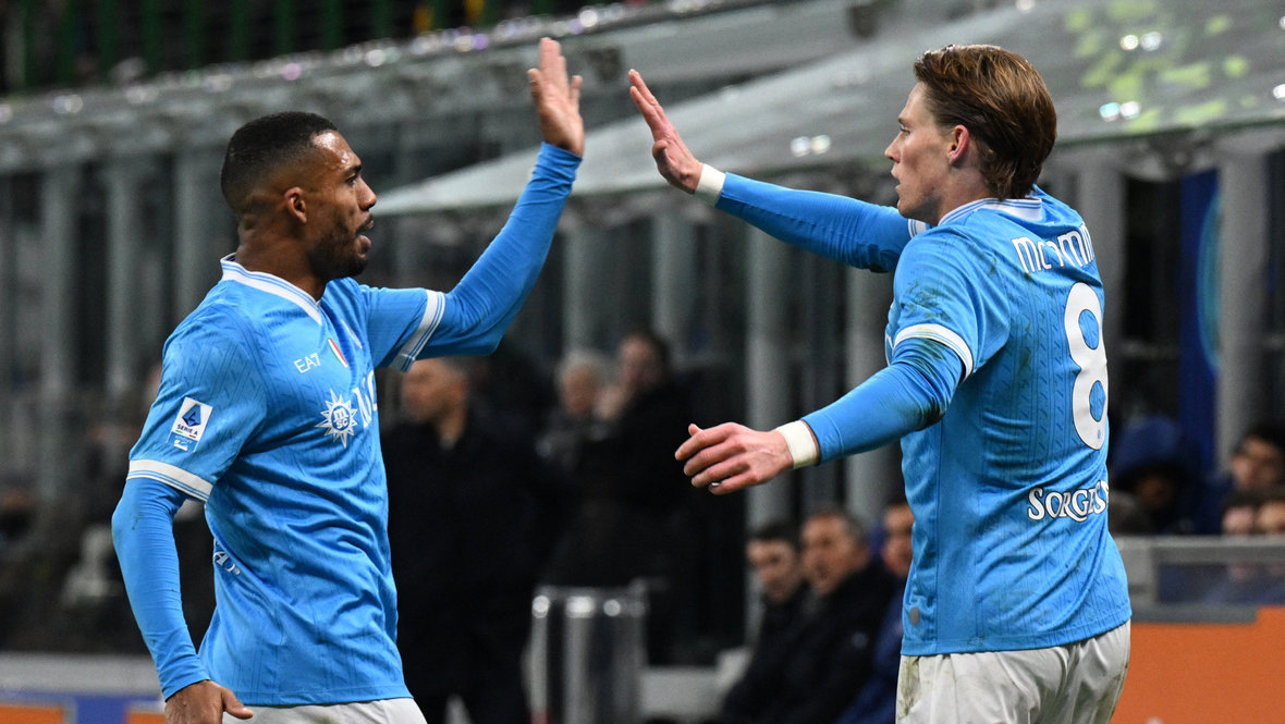    Футболисты «Наполи» Жуан Жезус и Скотт Мактоминай. Reuters