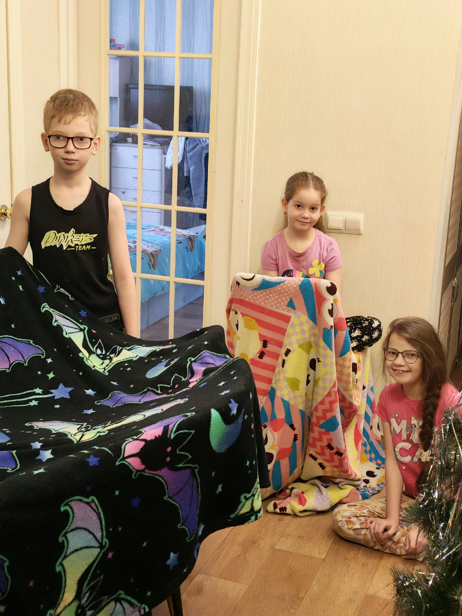 Настроили себе палатки. Играют. Фото из личного архива