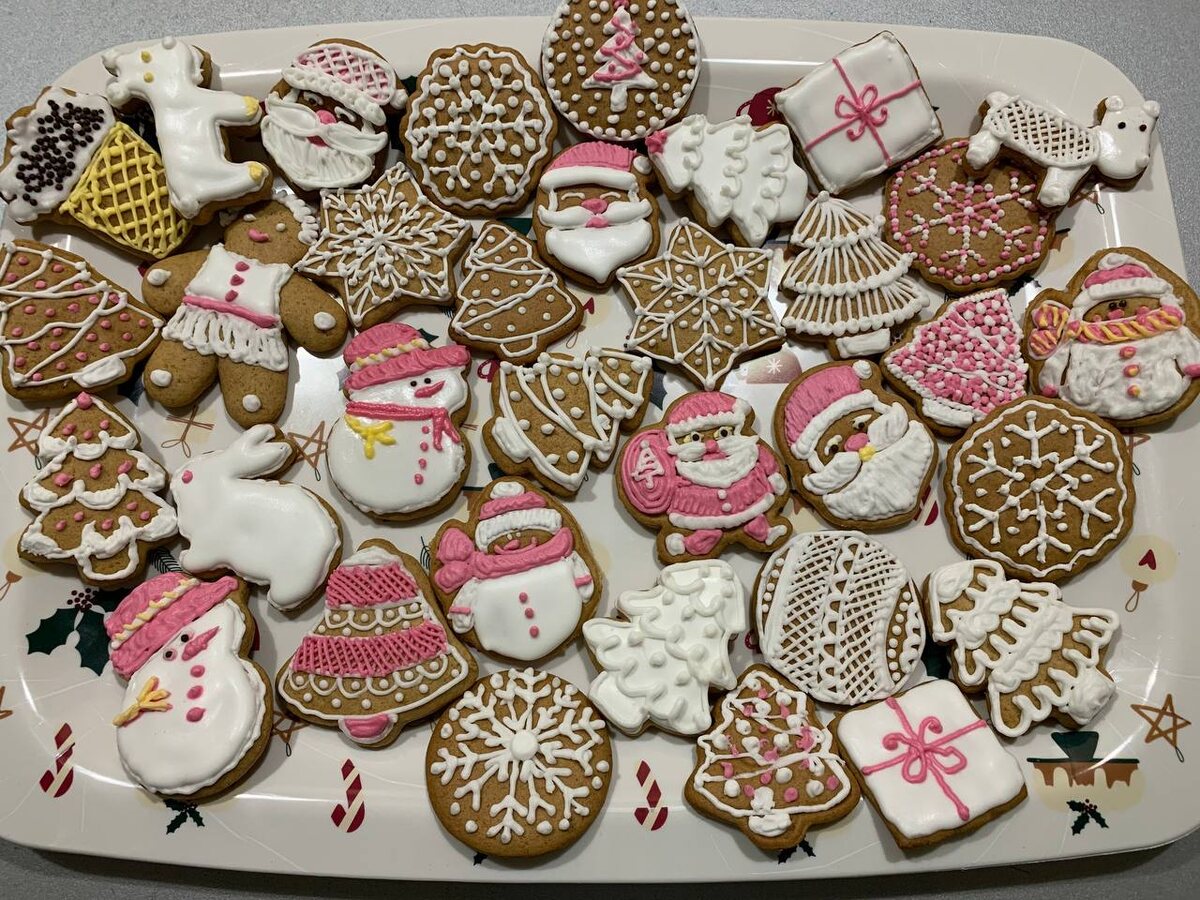 Готовое имбирное печенье, украшенное глазурью