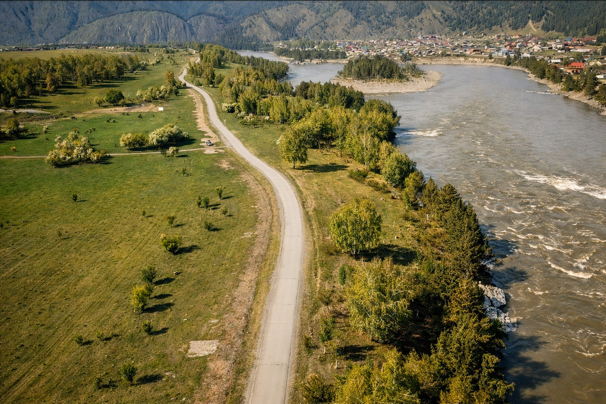 Дорога вдоль реки Катунь, Анинское поселение, Республика Алтай.