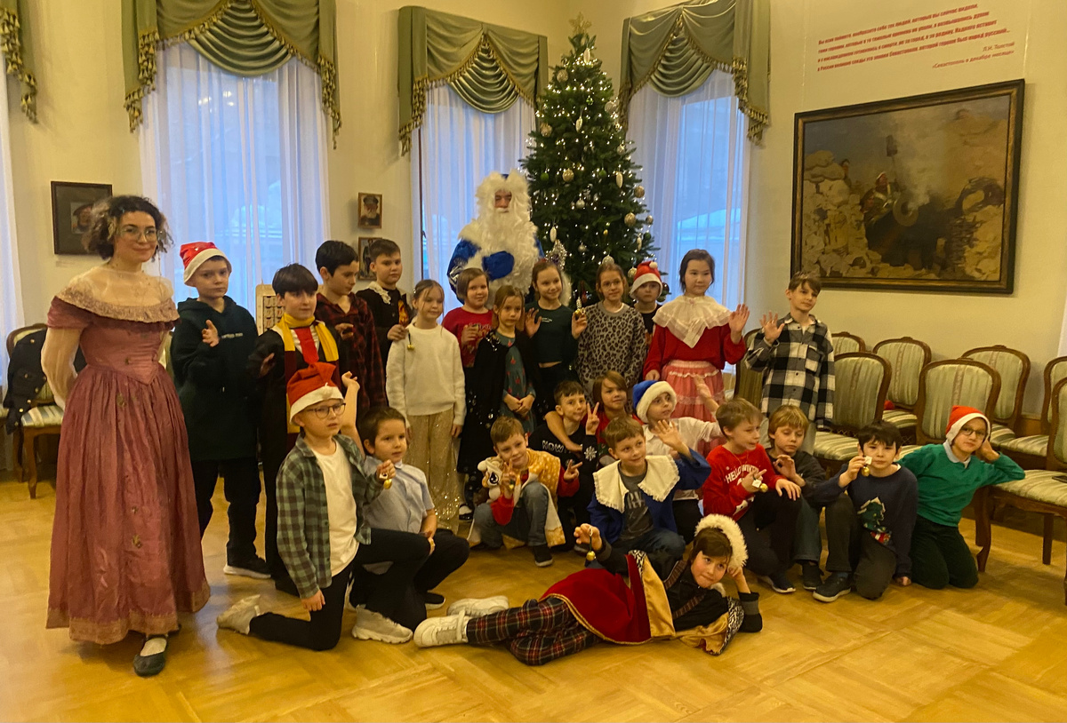 Юля в роли ведущей, Гоша в роли Деда Мороза