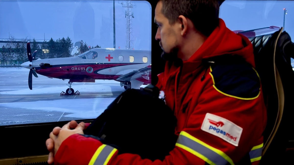 Самолет уже подан на стоянку и ожидает погрузки пациента. Все личные вещи и медицинские укладки собраны, готовность к выходу на летное поле стопроцентная