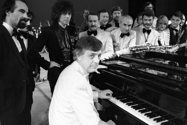    Композитор Раймонд Паулс репетирует с популярным джазовым коллективом «Диапазон», 1984 год / РИА Новости