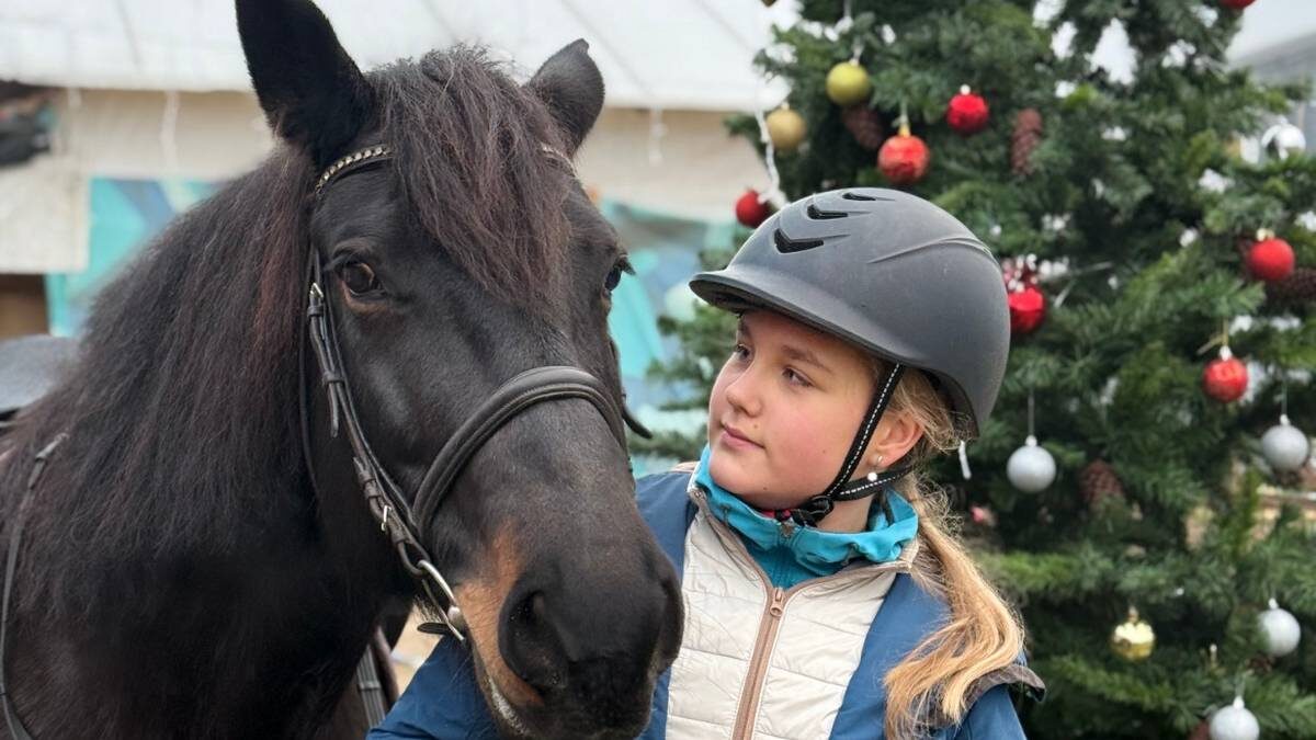    Москвичка Елизавета Доронкина на занятии по иппотерапии / Фото: Никита Бессарабов