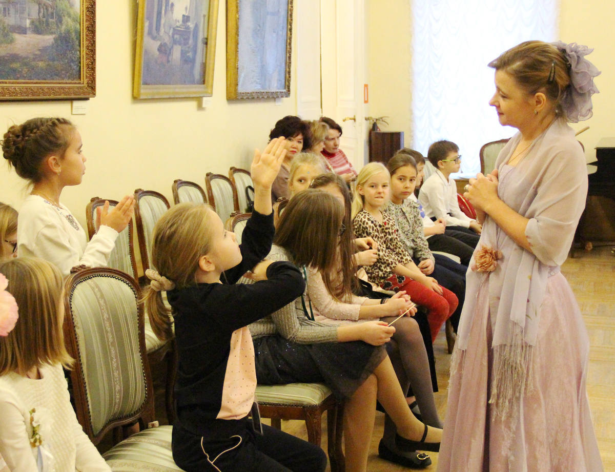 Лия Олеговна в роли ведущей, 2015 г