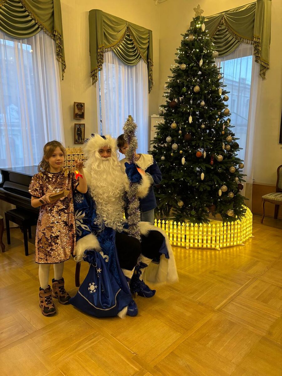 Георгий Щерба в роли Деда Мороза, 2025 год