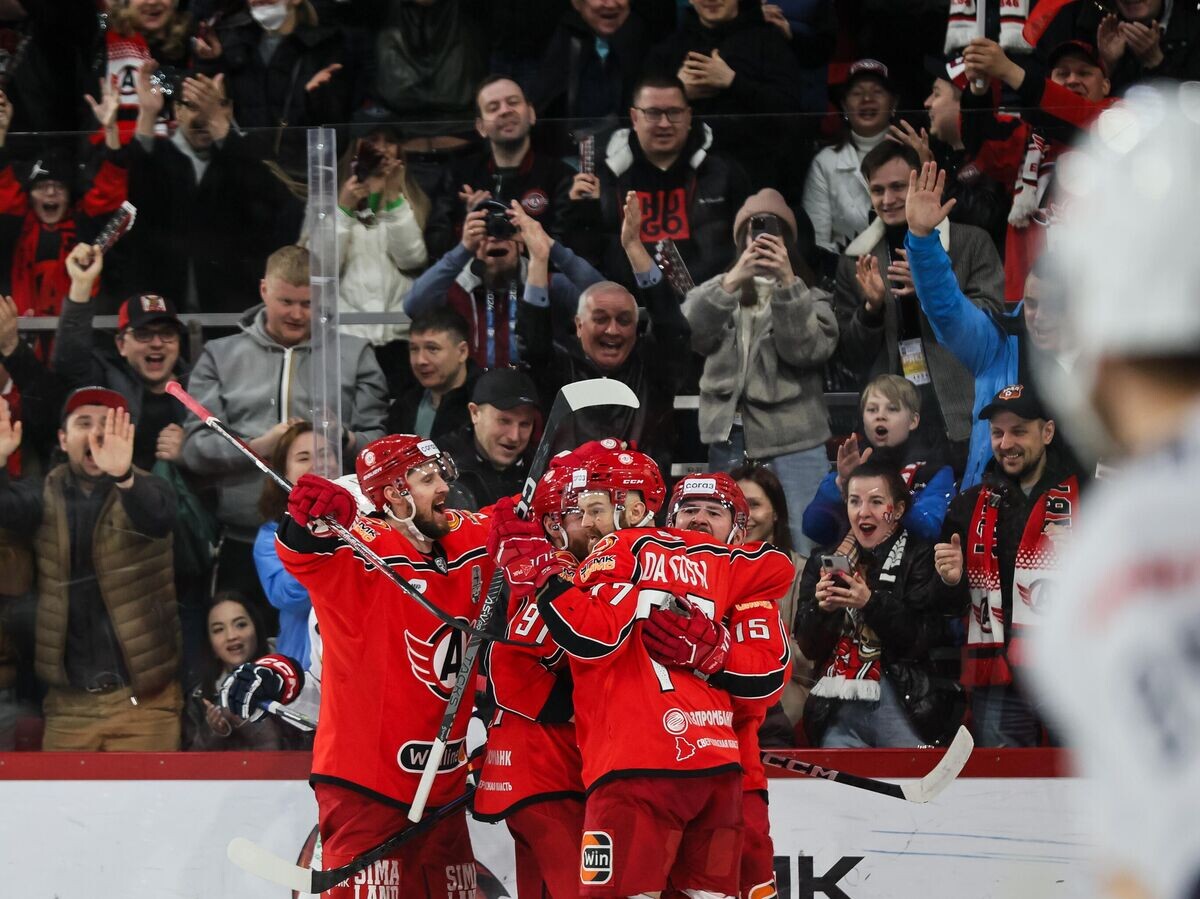    Хоккеисты "Автомобилиста" радуются заброшенной шайбе в матче с "Металлургом" | © РИА Новости / Алексей Колчин