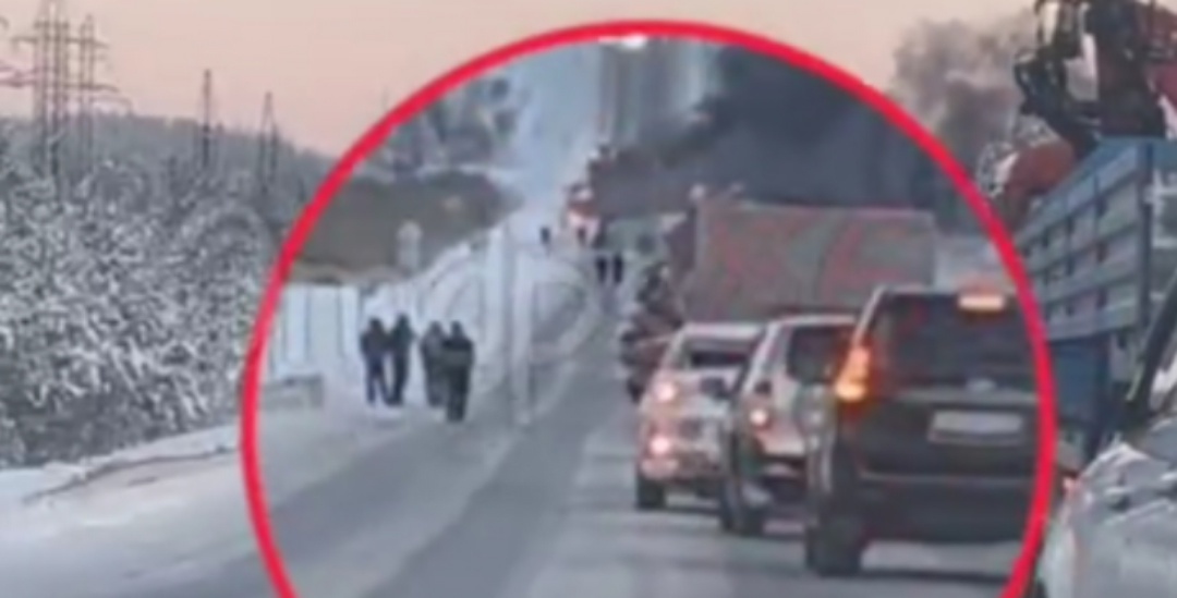    Спасатели МЧС ликвидировали возгорание бензовоза с топливом на федеральной трассе в Югре