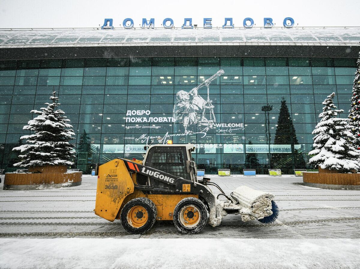    Уборка снега перед зданием аэропорта Домодедово | © РИА Новости / Пелагия Тихонова