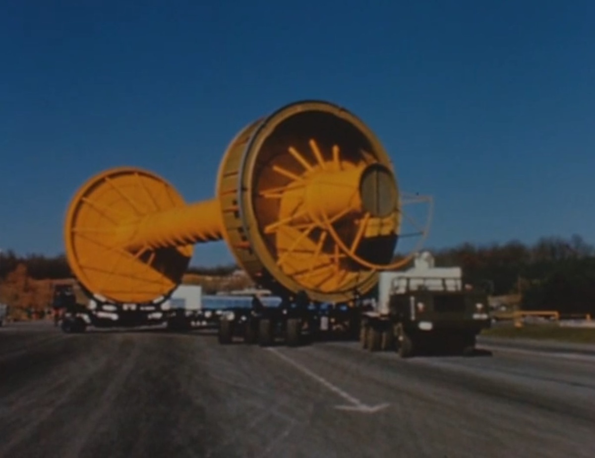 Супень H7-17 во время тренировки по транспортировке второй ступени ракеты "Сатурн-5". 