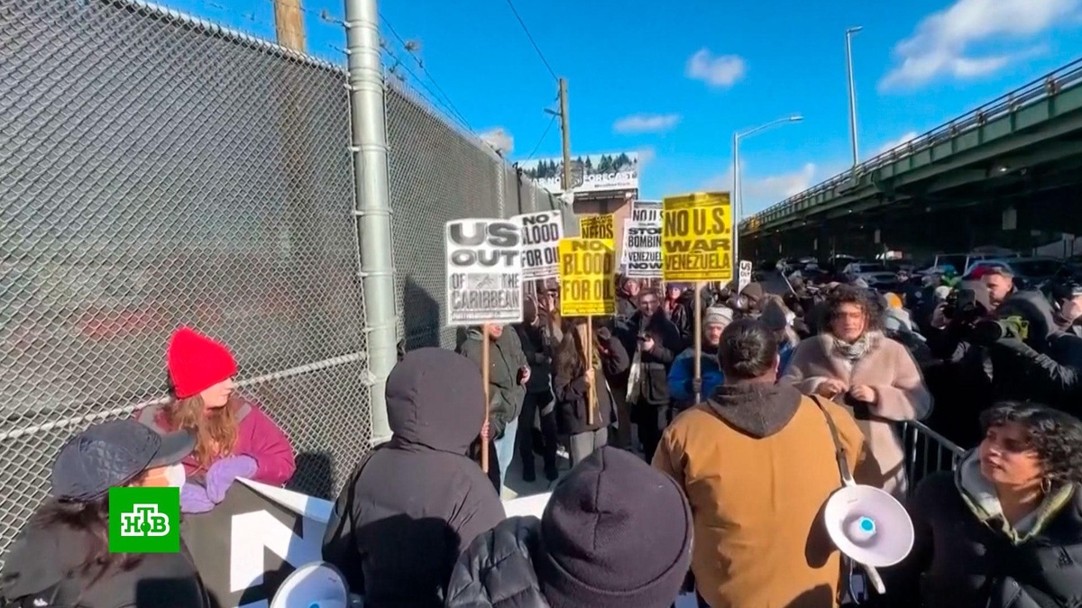    В    Нью-Йорке    тысячи человек вышли на протест против политики Трампа