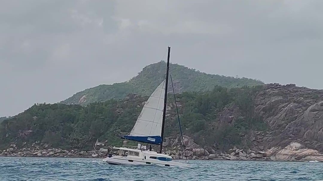 Параллельно с нами шёл катамаран. Мы со стороны выглядели так же.