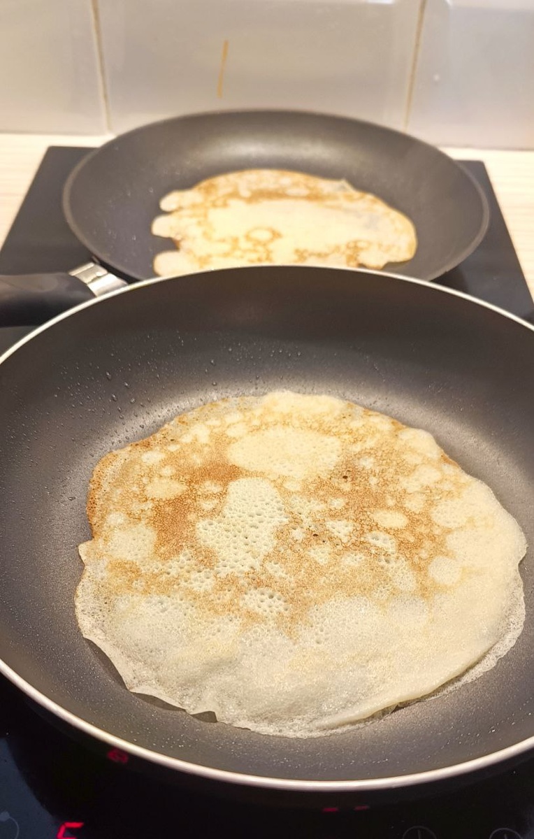 Я жарю сразу на двух сковородах, так гораздо быстрее