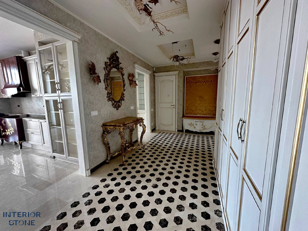 Мозаичный пол из натуральных мараморов:  Крема Марфил и Имперадор Дарк