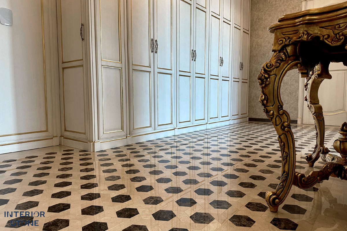 Мозаичный пол из натуральных мараморов:  Крема Марфил и Имперадор Дарк