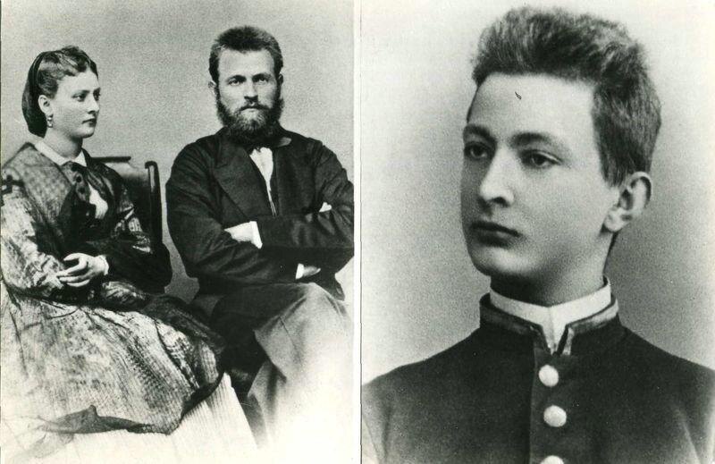 Слева родители Феликса Дзержинского: мать — Елена Игнатьевна, отец — Эдмунд-Руфин Иосифович, справа сам Феликс Дзержинский. 1895 г. Фотооткрытка / Омский государственный историко-краеведческий музей / goskatalog.ru