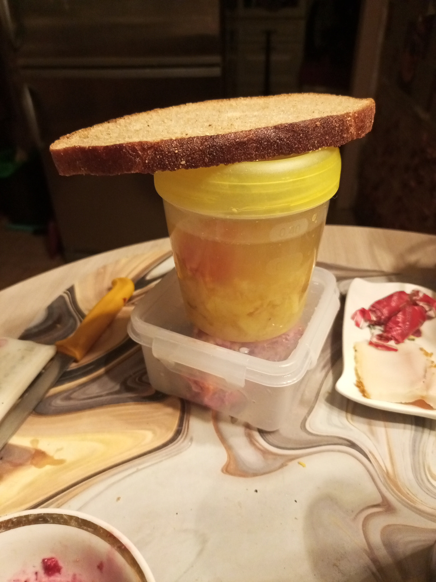 Собрала  на работу обед и полдник