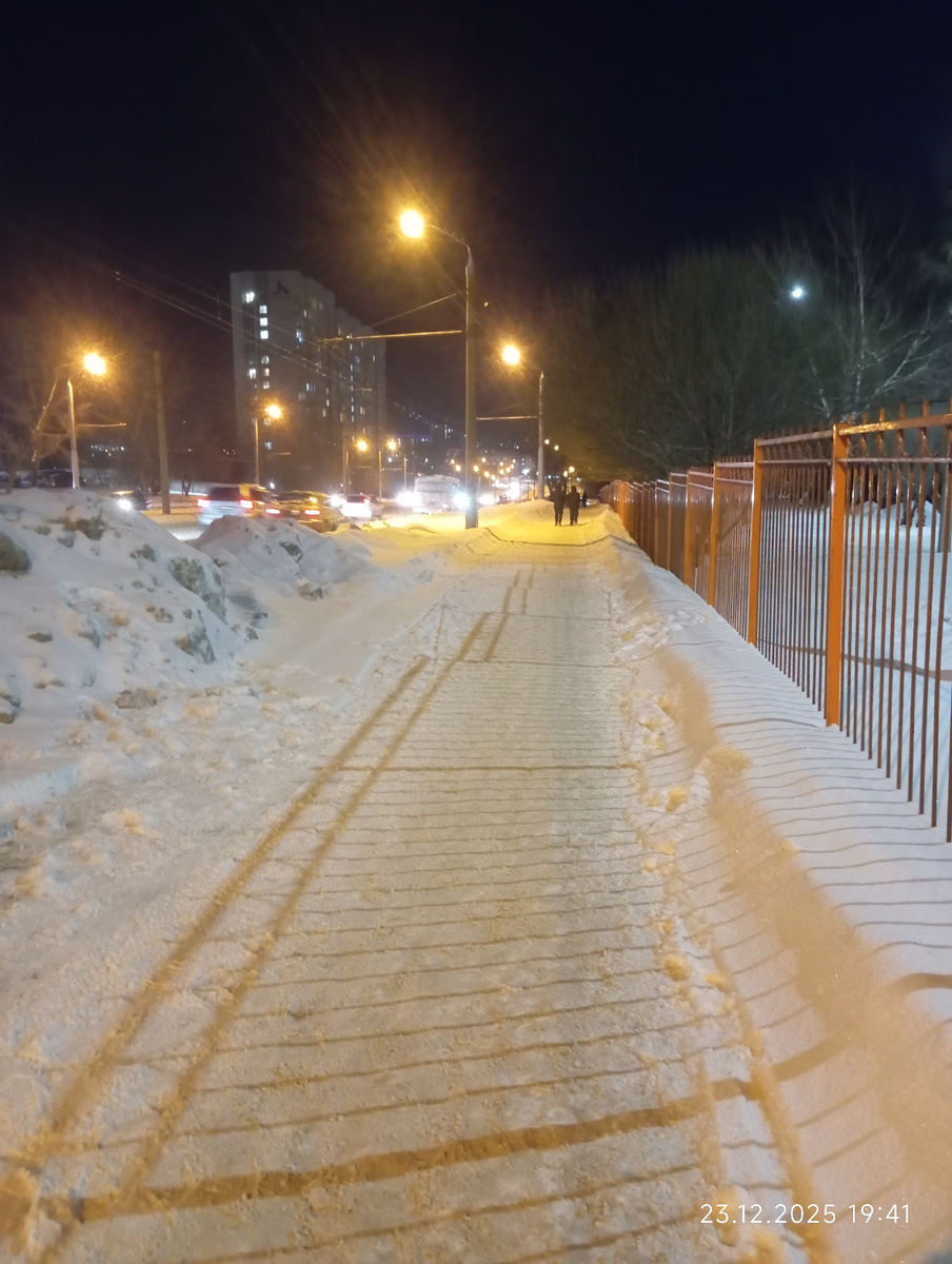  Когда на Барнаул опускаются сумерки, а улицы укрывает пушистое снежное одеяло, город преображается. Исчезает суета рабочего дня, и на смену ей приходит таинственное сияние фонарей и неоновых вывесок. Многие ругают сибирскую зиму за холода, но посмотрите, как красиво выглядят наши улицы в свете вечерней иллюминации!Проспект Ленина: Главная артерия города Главный проспект Барнаула — это сердце города. Зимой он превращается в настоящую световую магистраль. Старинные здания в районе «Старого города» соседствуют с современными высотками, и всё это объединяется теплым золотистым светом фонарей. Прогулка по аллее в центре проспекта — это обязательный ритуал для тех, кто хочет поймать новогоднее настроение.Красноармейский проспект и высотки На фотографиях мы видим широкие просторы и современные жилые комплексы. Сочетание синего холодного неона на крышах и теплого желтого света уличных ламп создает невероятный контраст. Снежные брустверы вдоль дорог в свете фар выглядят как декорации к сказке. Именно здесь чувствуется масштаб и энергия современного Барнаула.Уют спальных районовДаже обычные дворы и улицы в спальных районах (например, в районе новостроек на Индустриальном) имеют свое очарование. Чистый белый снег, который еще не успели притоптать, отражает свет окон, создавая мягкое, почти домашнее освещение.Чем заняться в вечернем Барнауле зимой?    1. Фотоохота. Как видите, даже на обычный смартфон можно поймать интересные кадры с «огненными» шлейфами от машин.2. Кофе с собой. Возьмите согревающий напиток в одной из многочисленных кофеен и просто пройдитесь по освещенным тротуарам.3. Любоваться деталями. Обратите внимание на то, как тени от заборов и деревьев ложатся на свежий снег — это готовые графические картины.Барнаул — город контрастов. Он может быть суровым и морозным, но стоит зажечься огням, как он становится невероятно уютным и фотогеничным.