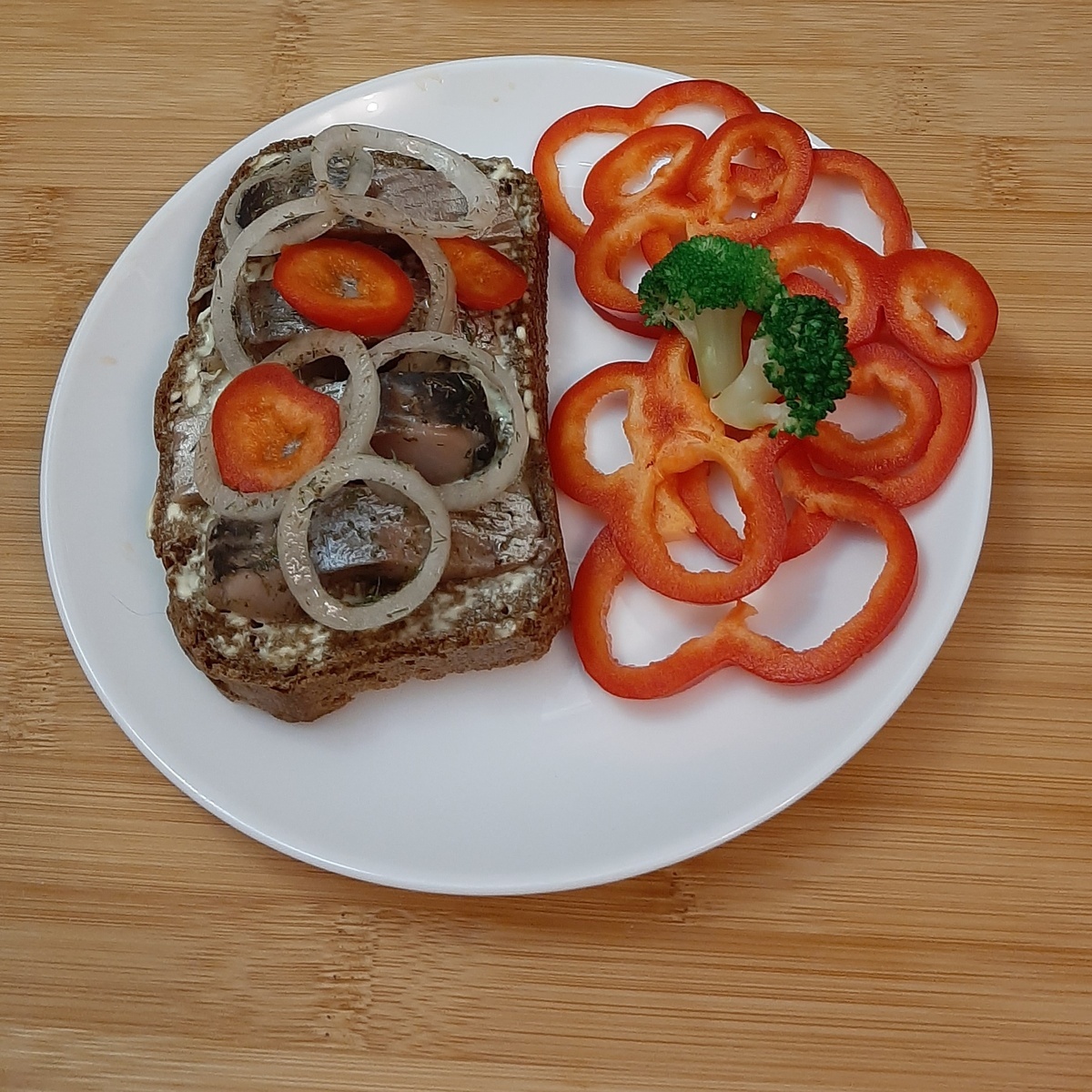 Бутерброд с селёдочкой на чёрном хлебушке