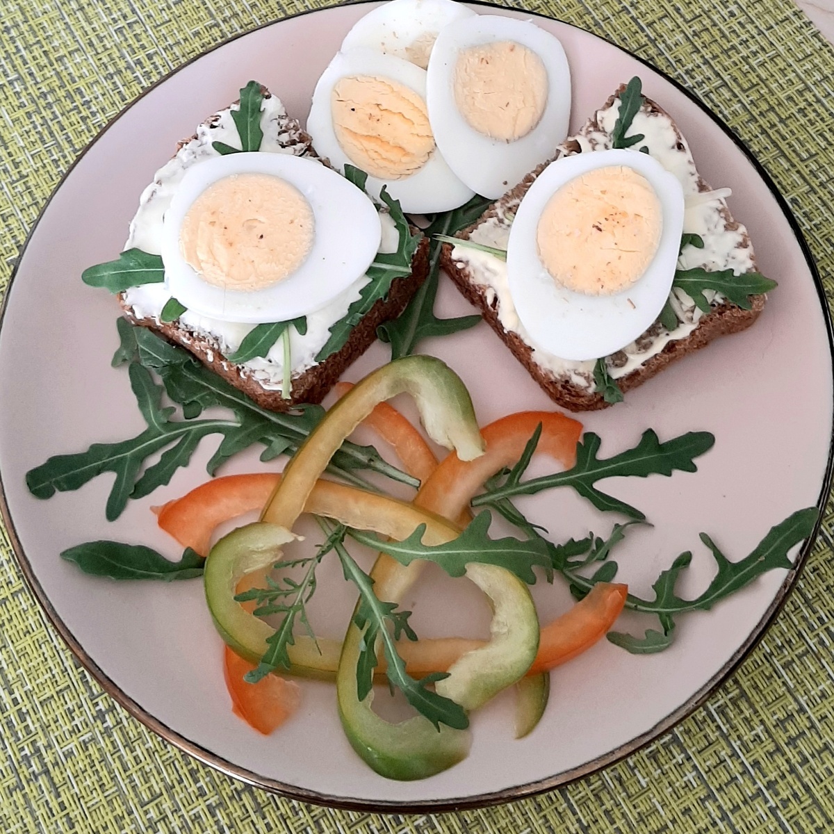 Бутербродики с варёным яйцом