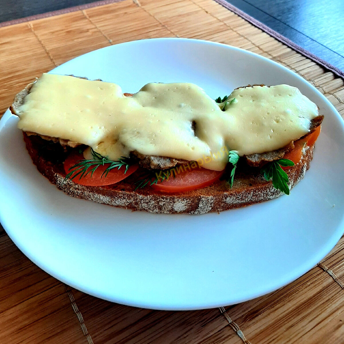 Тёплый бутерброд с овошами, мясом и сыром