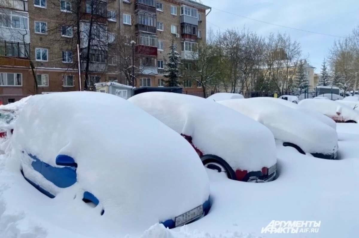    Владельцев магазинов на выезде из города оштрафуют за сугробы на парковках